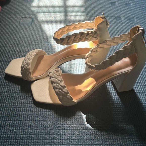 White heels - Picture 1 of 4